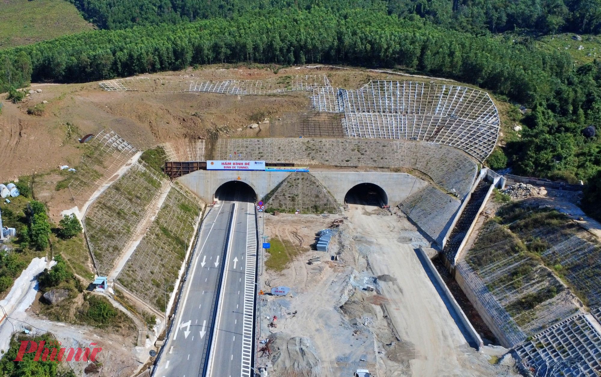 Trong đó, nổi bật là hầm Bình Đê (hầm số 3) dài 3.200m, nằm tại khu vực giáp ranh giữa Quảng Ngãi và Bình Định. Đây là hầm dài nhất trên tuyến cao tốc Bắc - Nam hiện nay, chỉ xếp sau hầm Hải Vân và hầm Đèo Cả trong hệ thống hầm đường bộ tại Việt Nam.