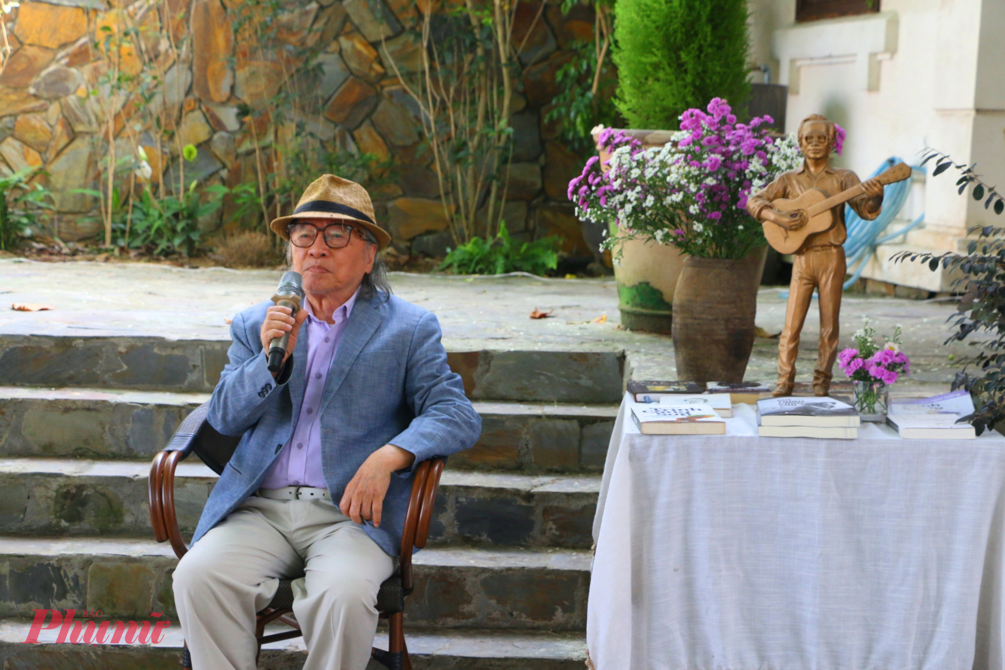 Dịch giả Bửu Ý kể về tình bạn với Trịnh Công Sơn