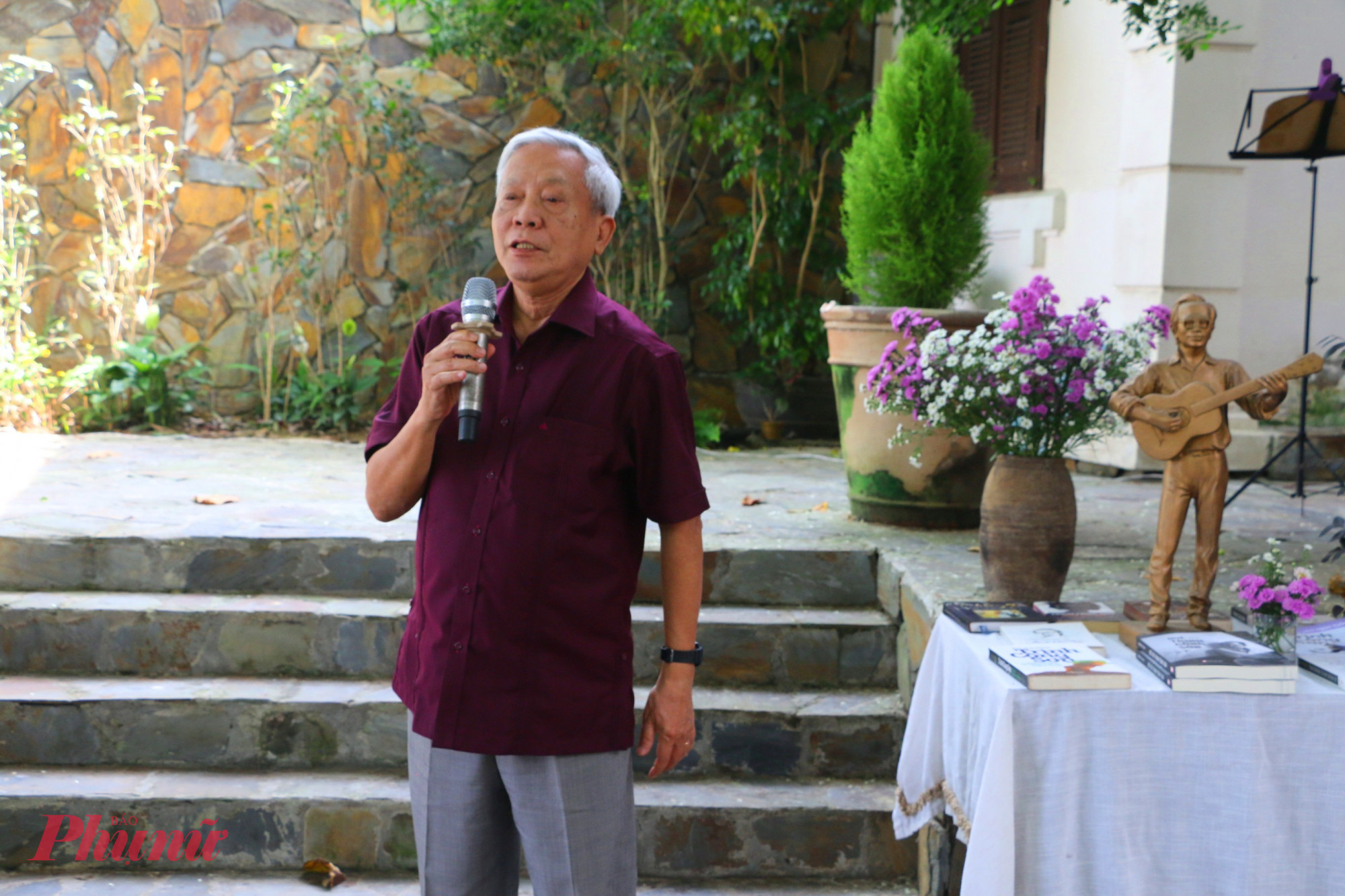 Nhà thơ Nguyễn Khoa Điềm kể lại kỷ niệm ra đời bài thơ bài sự thật cuộc ra đi tưf biệt Trịnh Công Sơn vào ngày 2/4/2001