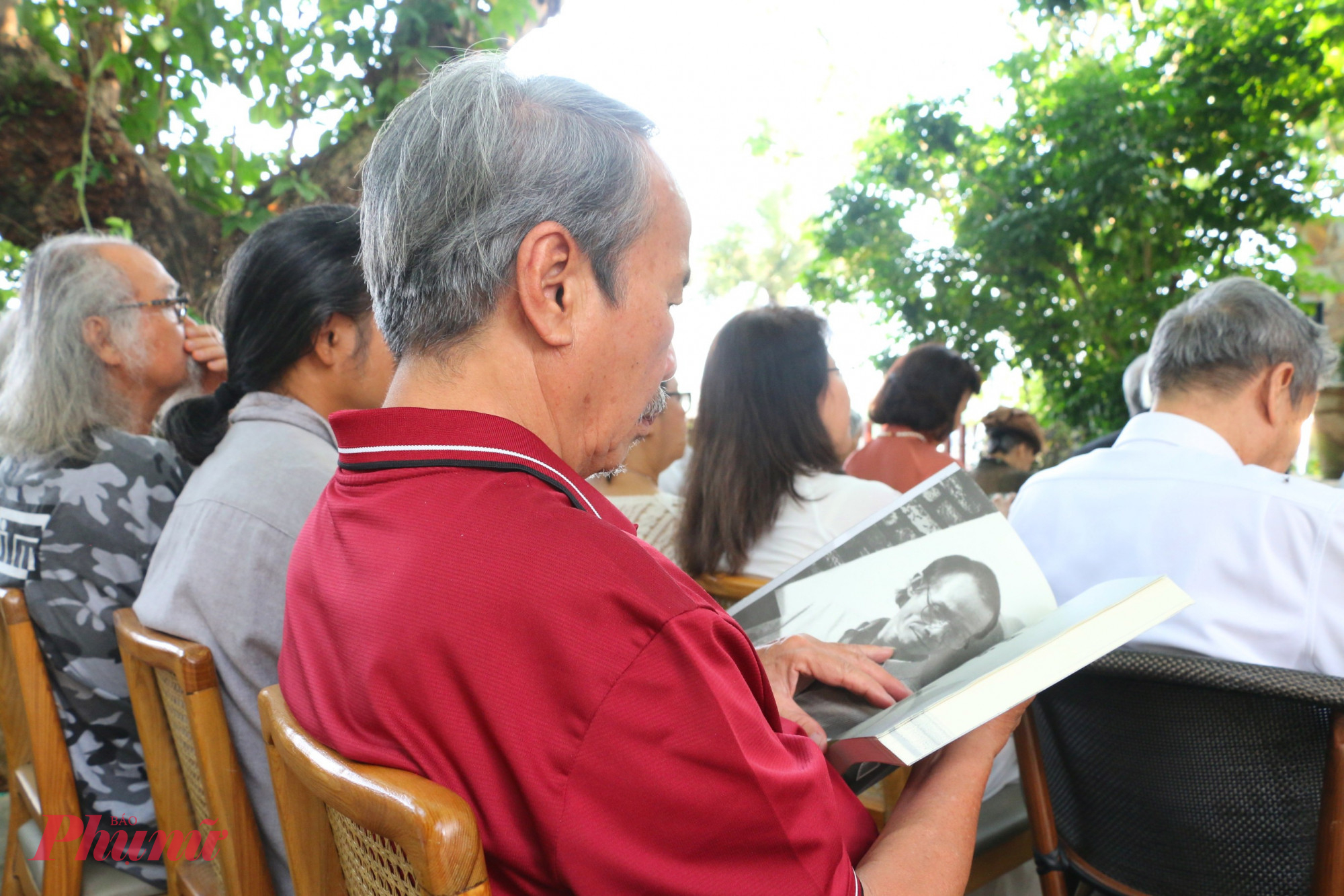 Nhà phê bình,lý luận văn học Phạm Phú Phong bên trang sách Huế với Trịnh Công Sơn