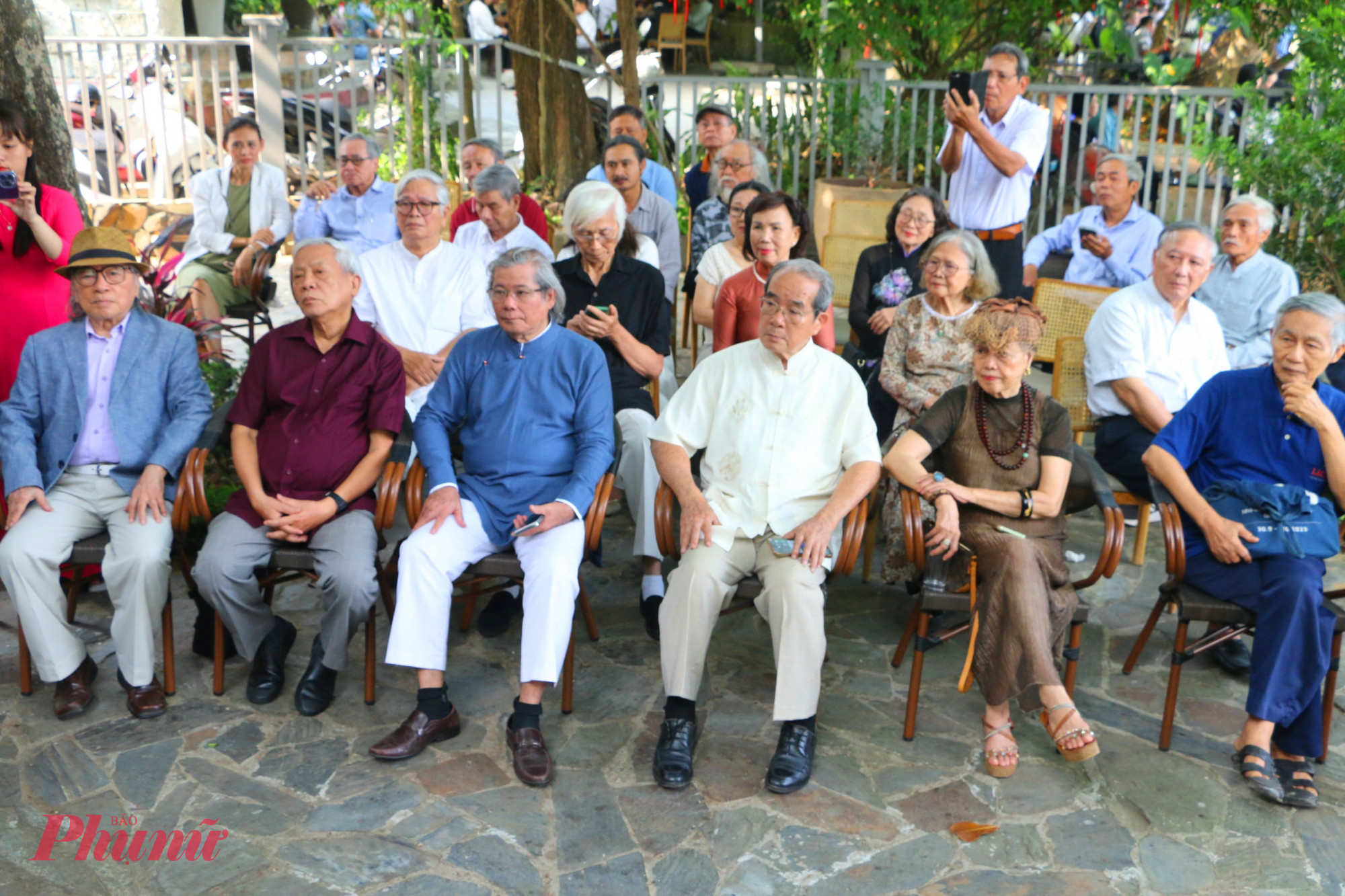 Đông đảo nhà nghiên cứu, văn nghệ sĩ cùng người yên mến Trịnh Công Sơn có mặt tại buổi lễ ra mắt sách tại tại Gác Thọ Lộc, 3/7 Nguyễn Công Trứ, phường Thuận Hoá (TP Huế)