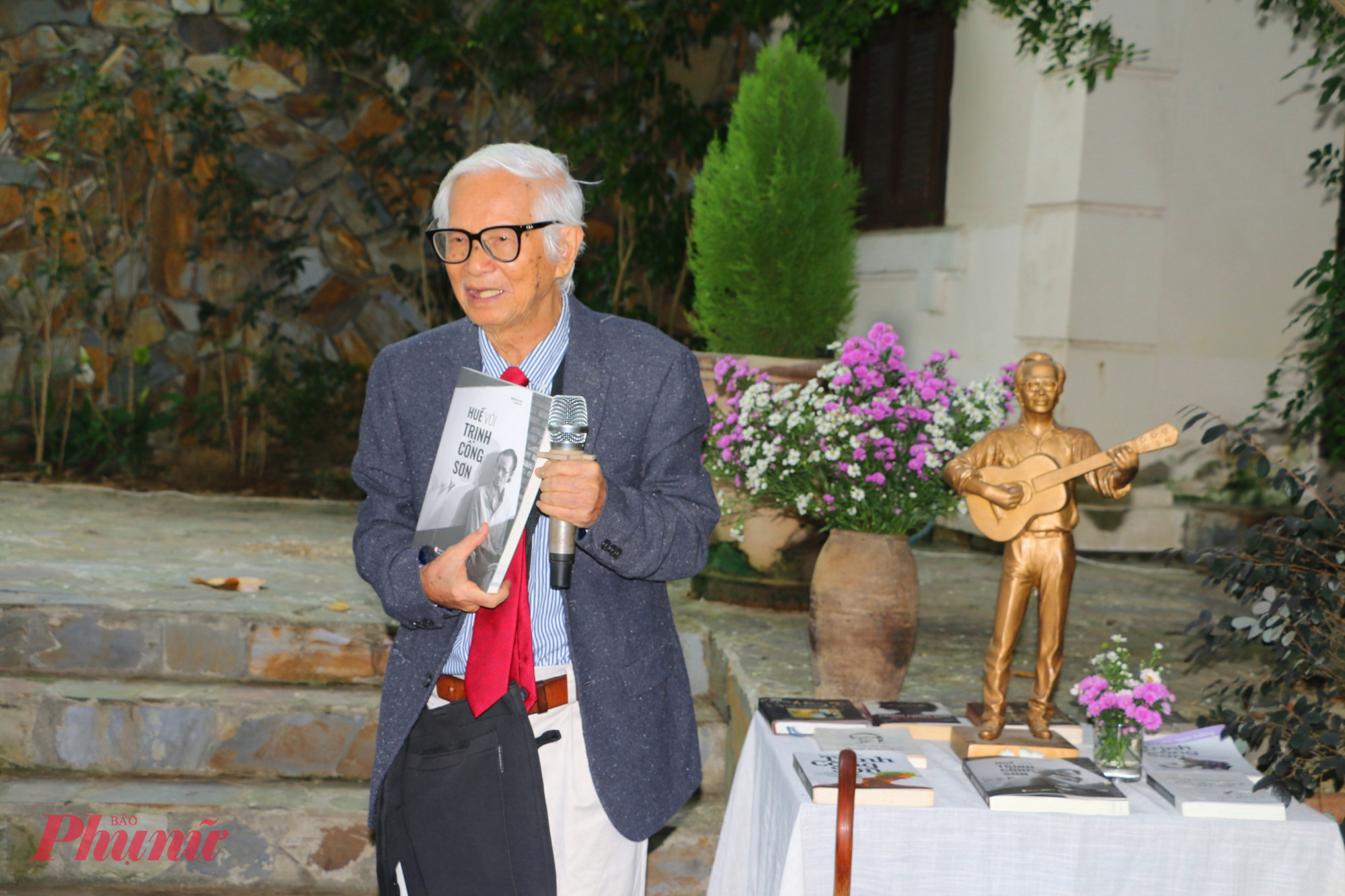 Nhà nghiên cứu Nguyễn Đắc Xuân năm nay gần 90 tuổi vẫn dành tâm huyết để  cuốn sách Huế với Trịnh Công Sơn