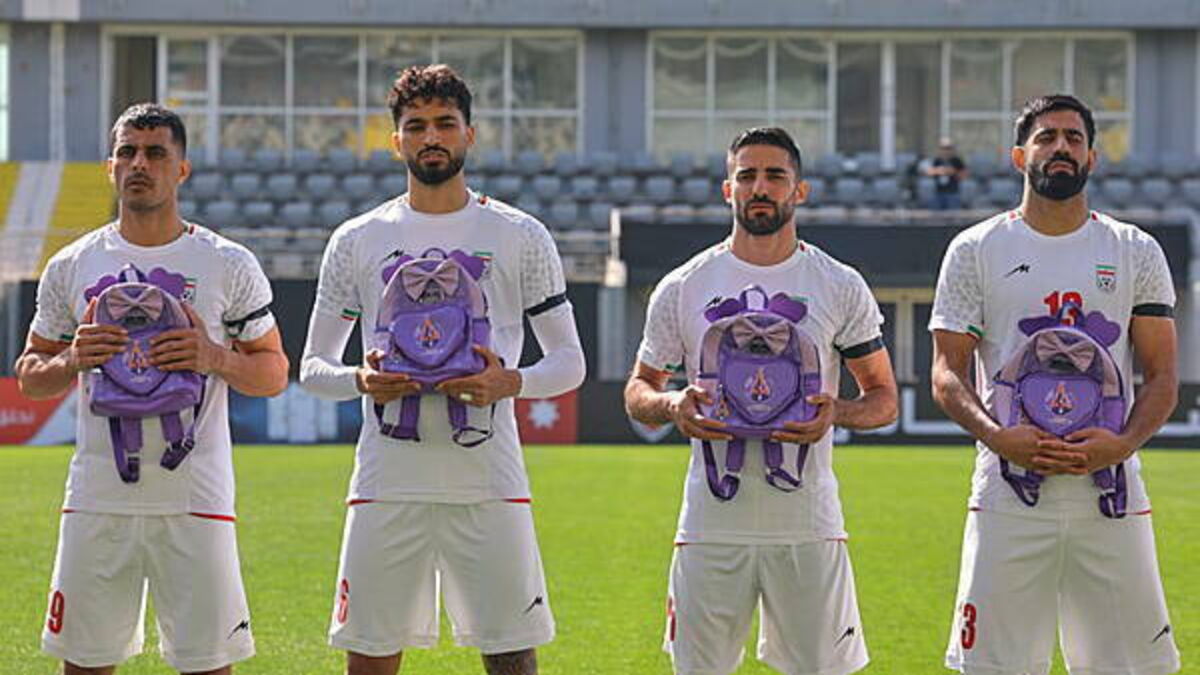 Khi Iran không chỉ đá một trận bóng Các cầu thủ Iran ôm balo và đeo băng tang trước trận giao hữu với Nigieria - Ảnh: echolive.ie