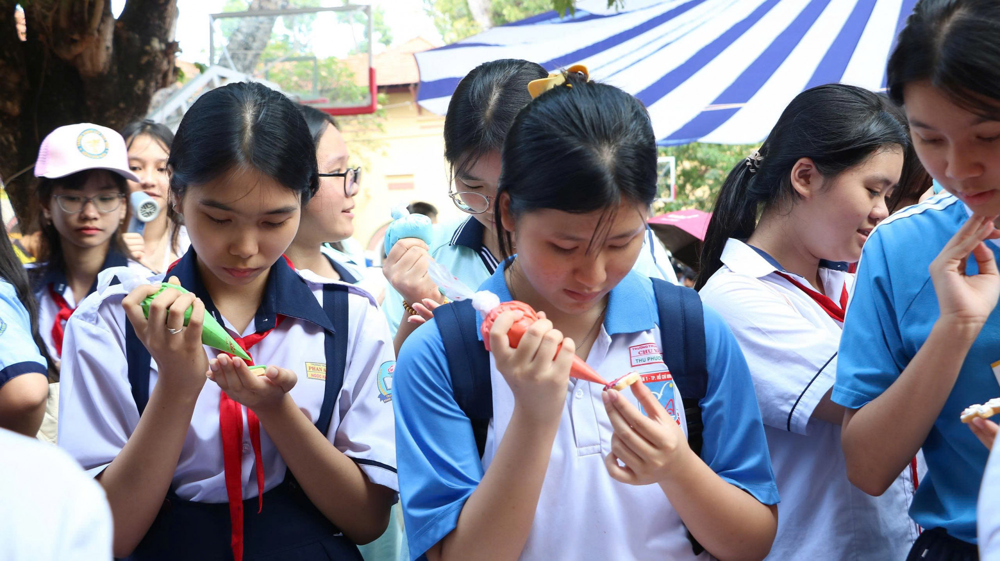 Học sinh lớp Chín trải nghiệm làm bánh tại ngày hội hướng nghiệp sau THCS - Ảnh: Trang Thư