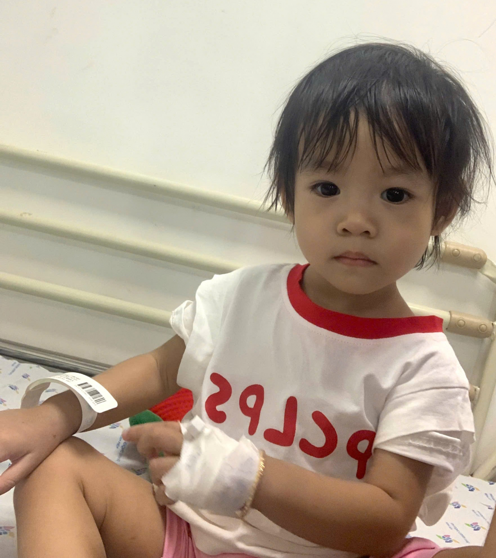 Trước khi bị té và trải qua nhiều xét nghiệm chuyên sâu phát hiện bệnh, bé Nguyễn Hoàng Thiên Ý không có dấu hiệu bất thường về sức khỏe - Ảnh: Gia đình cung cấp