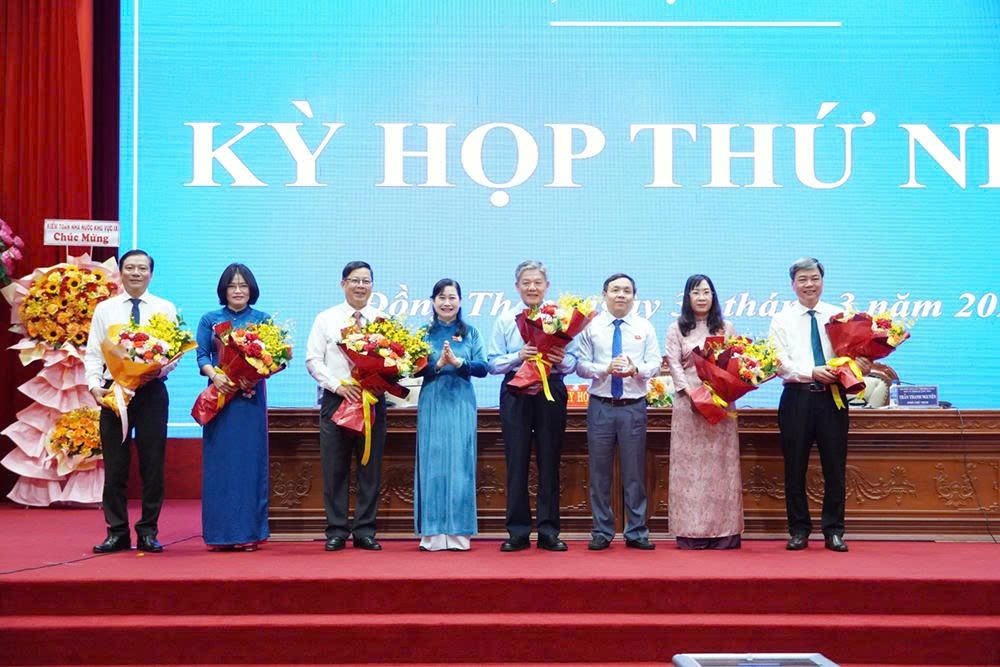 Ông Ngô Chí Cường – Bí thư Tỉnh ủy Đồng Tháp (thứ 4 từ trái sang) được bầu giữ chức vụ Chủ tịch HĐND tỉnh nhiệm kỳ 2026-2031 - Ảnh Việt Tiến