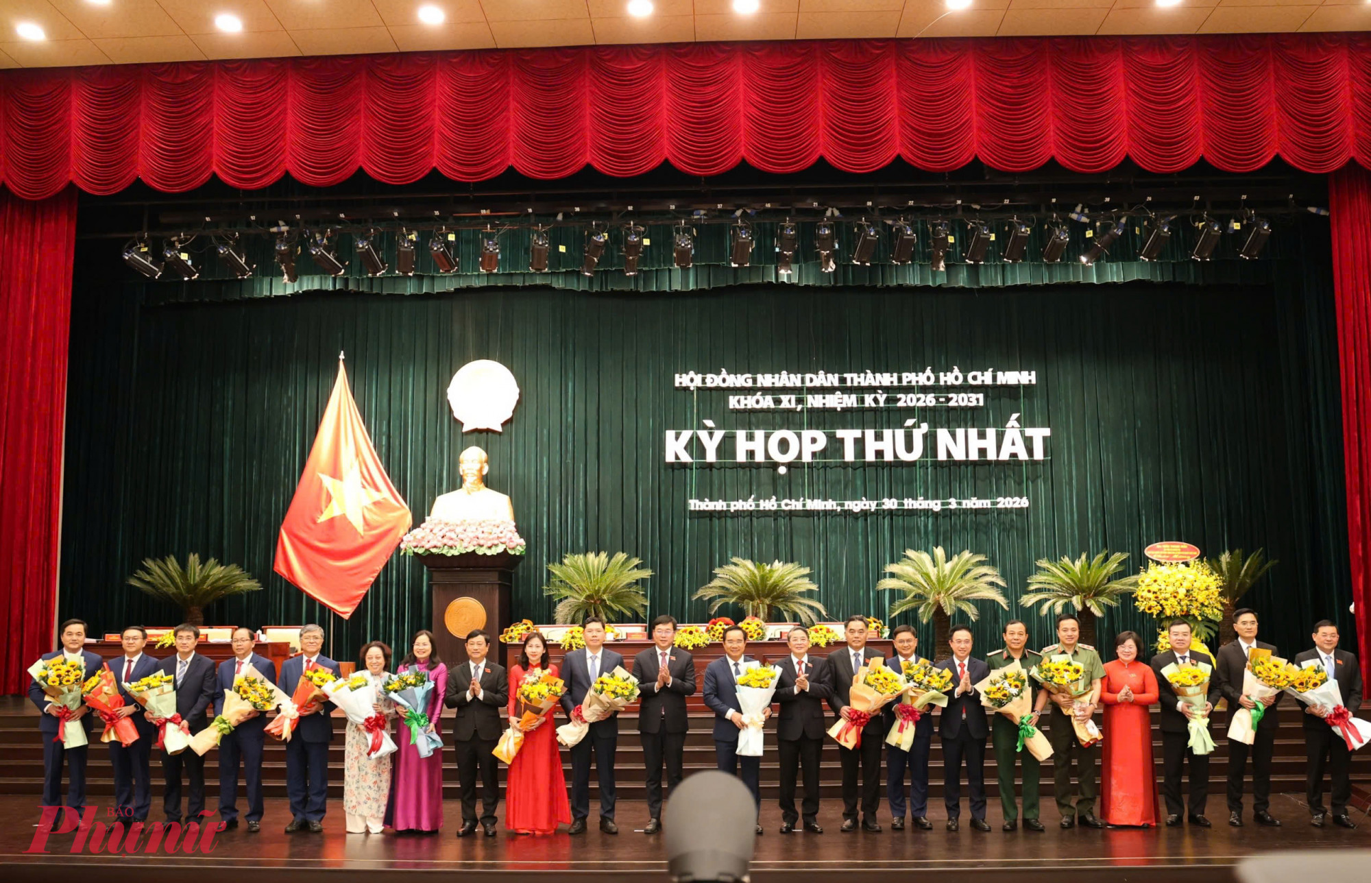 Thường trực UBND TPHCM và Ủy viên UBND TPHCM nhận hoa chúc mừng - Ảnh: T.T