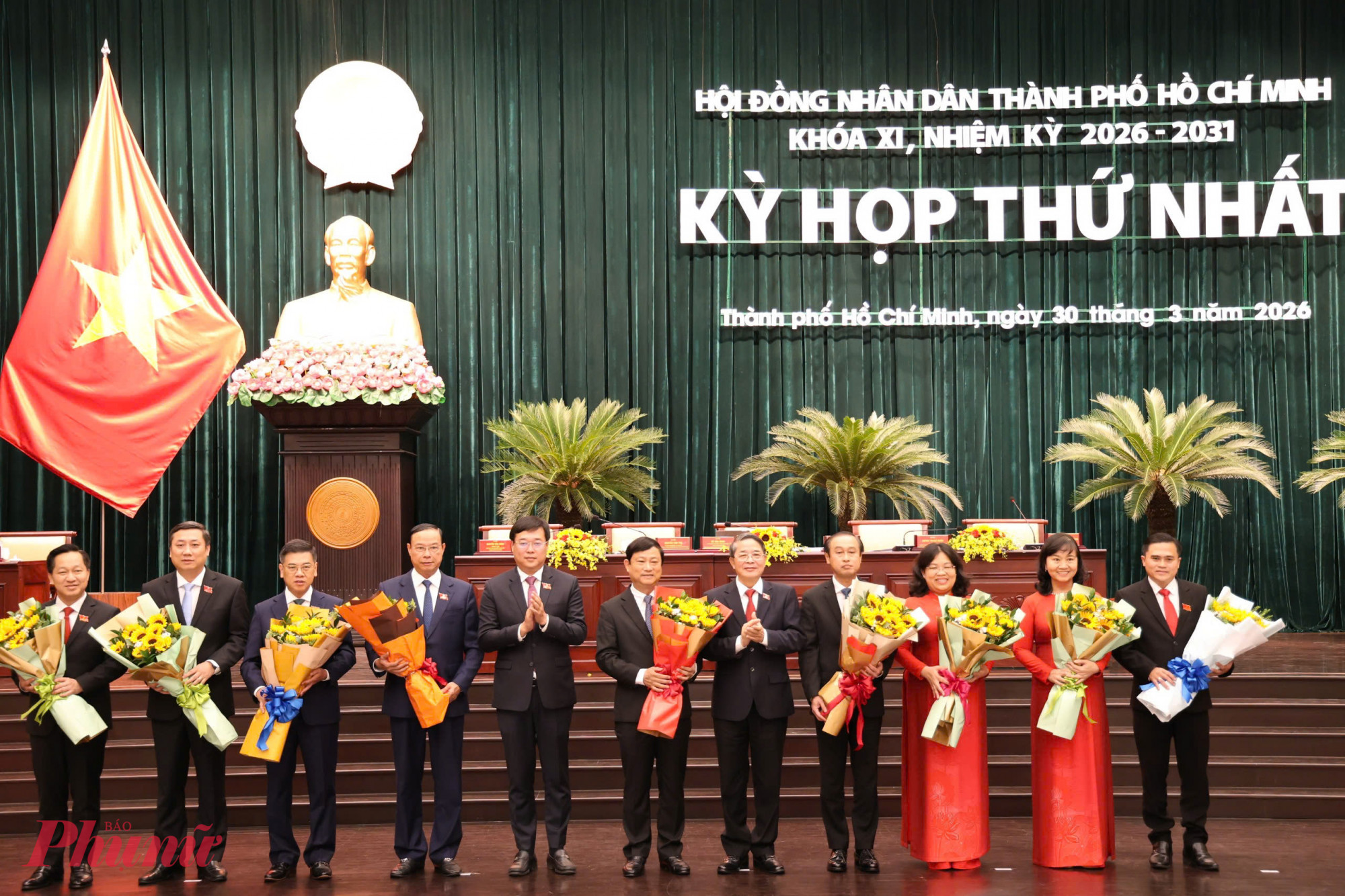 Phó chủ tịch Quốc hội Nguyễn Đức Hải cùng ông Lê Quốc Phong - Phó bí thư Thường trực Thành uỷ  TPHCM tặng hoa chúc mừng