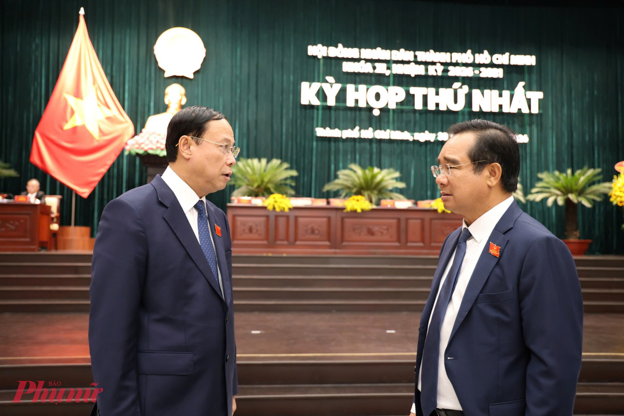 Chủ tịch UBND TPHCM Nguyễn Văn Được trao đổi với đại biểu bên lề kỳ họp - Ảnh: T.T