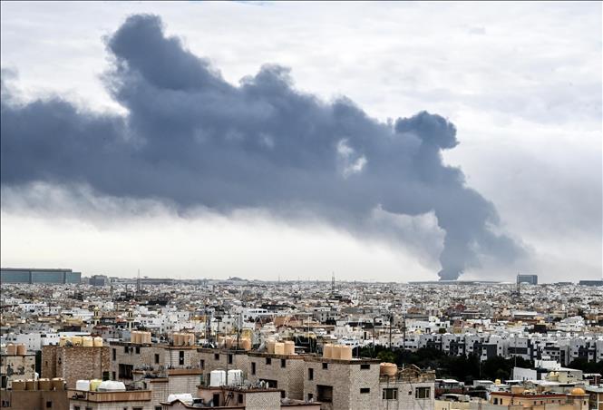 Khói bốc lên tại kho dự trữ nhiên liệu ở sân bay quốc tế Kuwait thuộc tỉnh Farwaniya, Kuwait, ngày 25/3/2026. Ảnh: THX/TTXVN