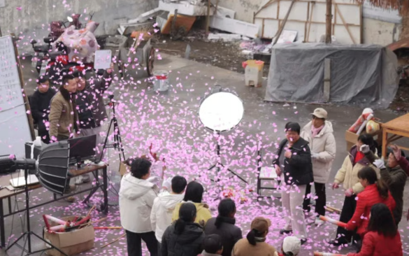 Những người phụ nữ nói rằng các buổi phát trực tiếp khiêu vũ mang lại cho họ sự tự tin. Ảnh: mp.weixin.qq.com