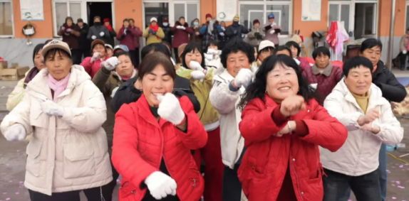 Các dì nhảy múa, ở trên, đã thành thạo hơn 100 thói quen. Ảnh: mp.weixin.qq.com