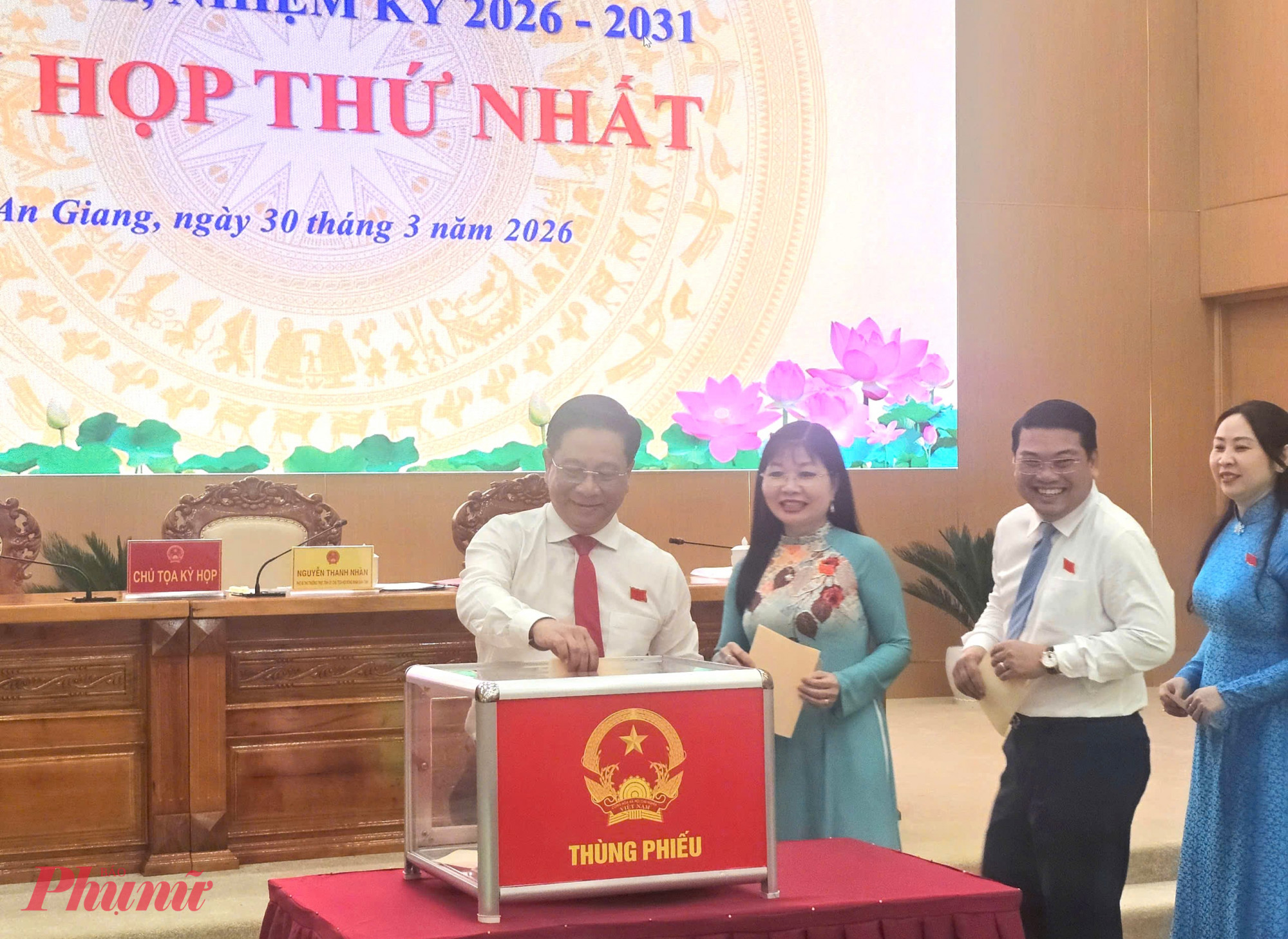 Đại biểu HDDND tỉnh An Giang bỏ phiếu bầu Chủ tịch UBND tỉnh An Giang - Ảnh Phú Hữu