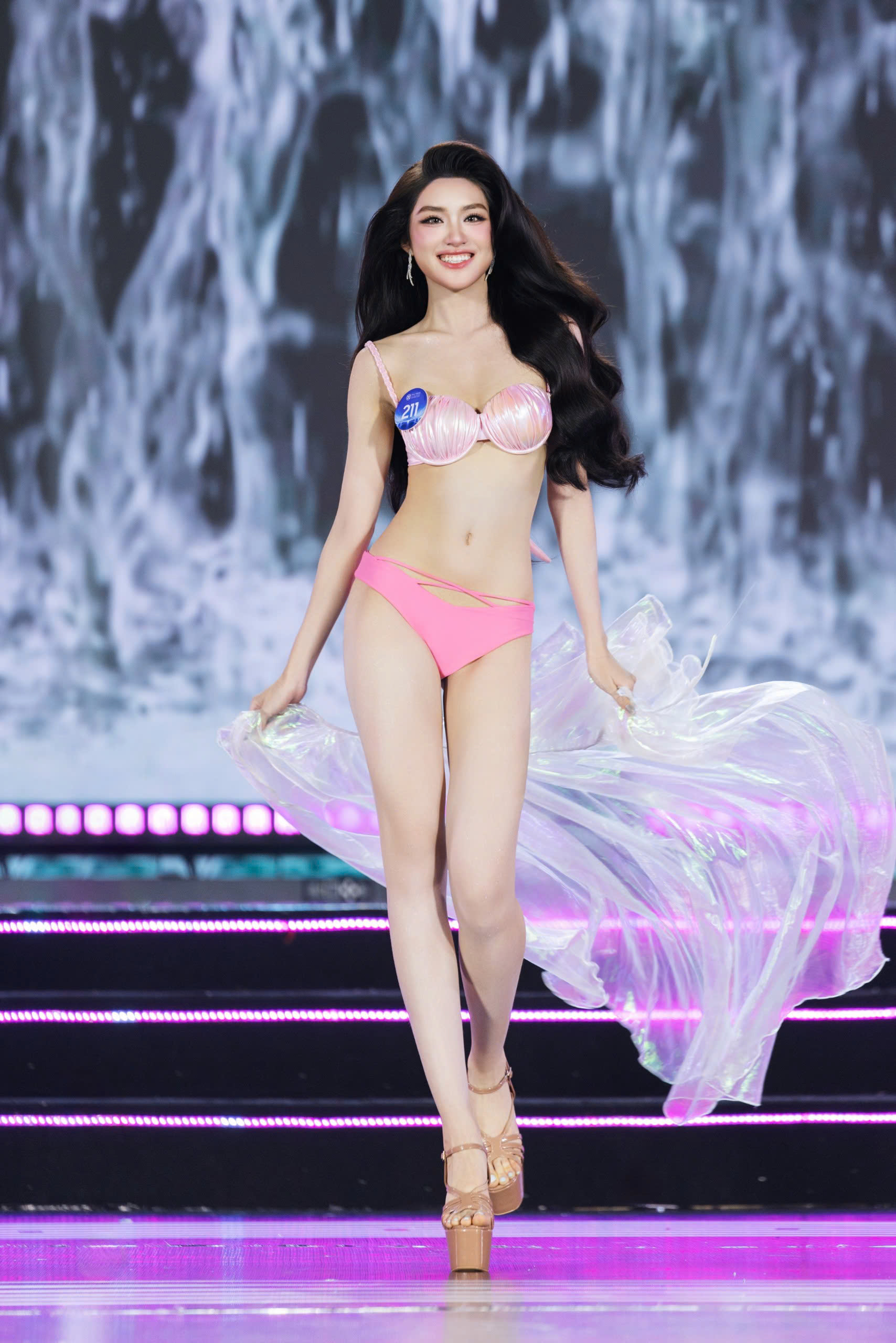 Phan Phương Oanh trong phần thi áo tắm ở đêm chung kết