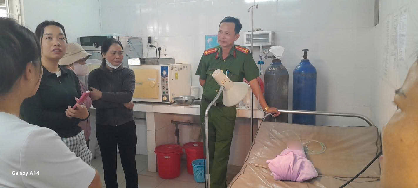 Bé trai sơ sinh bị bỏ rơi. Ảnh: Trạm Y tế.