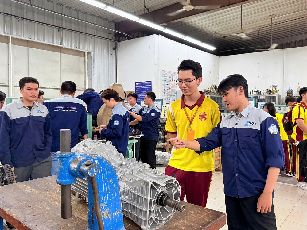 Học sinh lớp 11 - Trường TH-THCS-THPT Nam Việt tham quan xưởng thực hành tại Trường đại học Công nghệ Kỹ thuật TPHCM - Ảnh: Nhà trường cung cấp