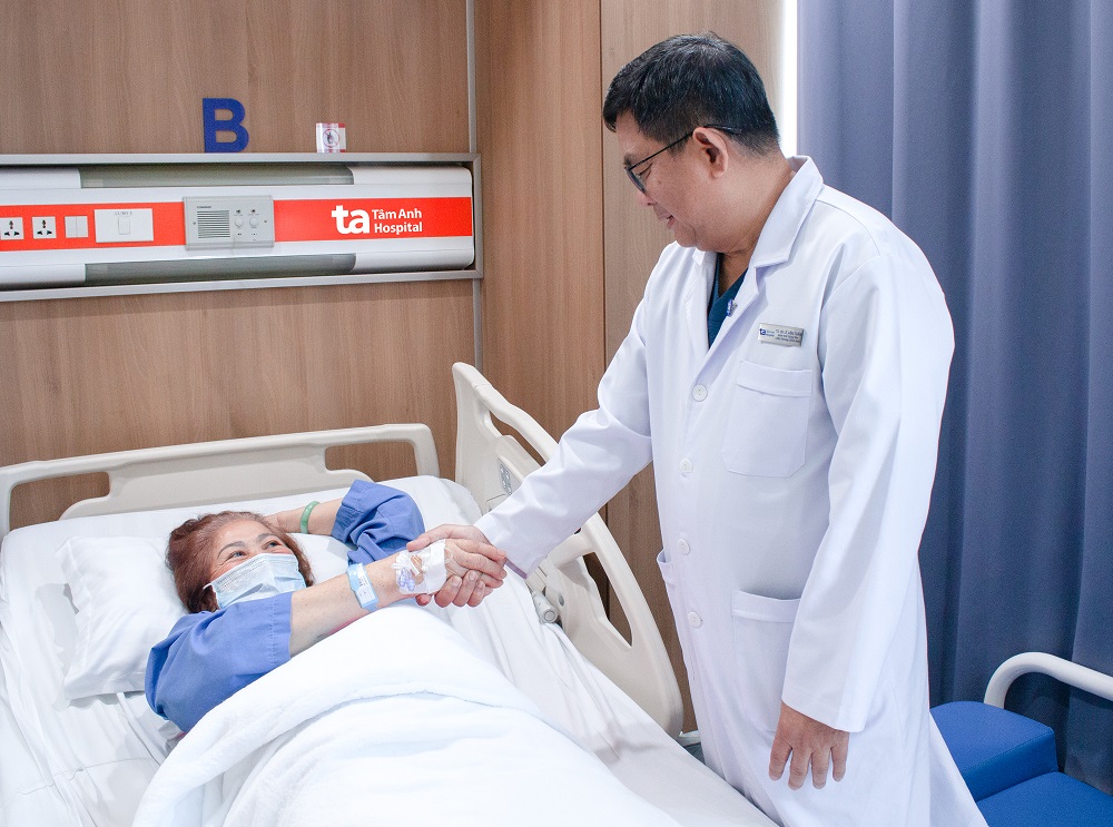 TTƯT.TS.BS.CKII Lê Văn Tuấn thăm bà Hà phục hồi tốt sau thay khớp bằng Robot CUVIS-Joint thế hệ mới - Ảnh: Bệnh viện Đa khoa Tâm Anh