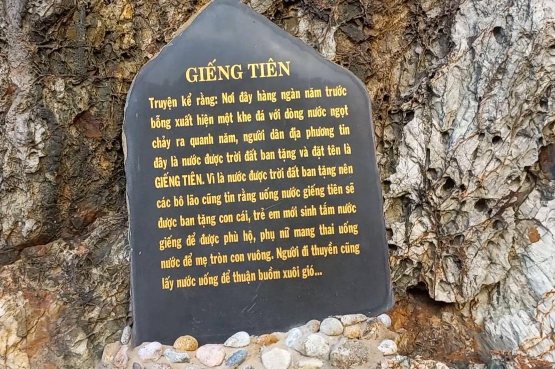 Tấm bảng giới thiệu thông tin Giếng Tiên từng được đặt nhưng sau trận bão lớn đã sập - trước thời điểm Juky San chụp ảnh