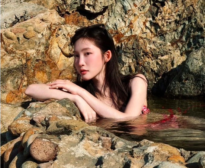 Juky San nhận hàng loạt chỉ trích khi chụp hình bikini ở Giếng Tiên
