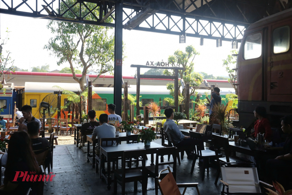 Theo tìm hiểu, mô hình cà phê Hỏa Xa Huế tuy khác đơn vị chủ đầu tư nhưng là bước tiếp nối thành công từ các địa phương khác như Hà Nội hay Hải Dương, nằm trong hệ thống quản lý của ngành đường sắt.