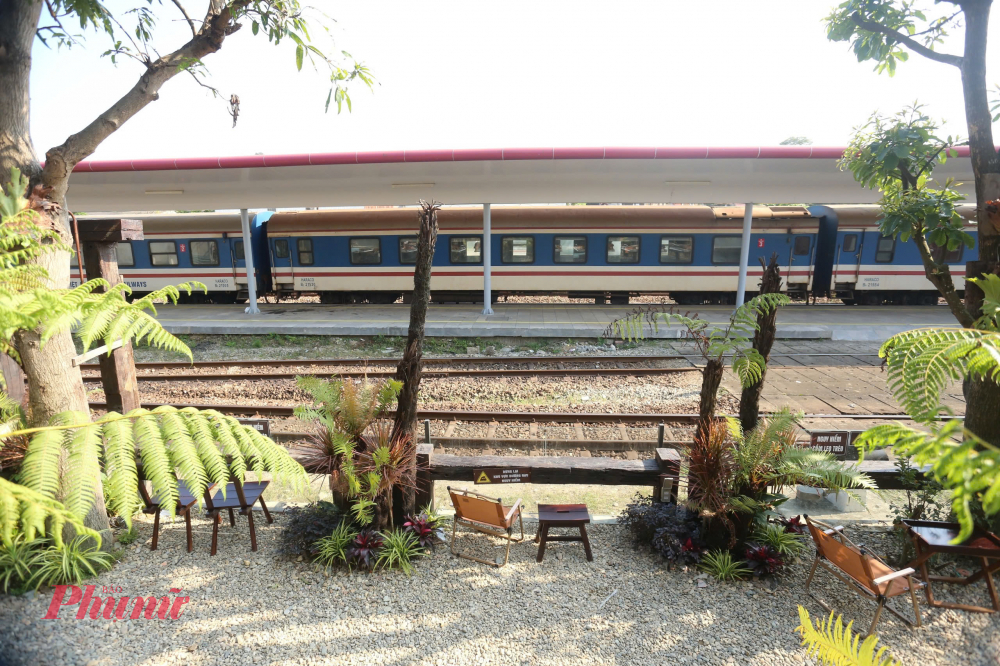 Anh Lê Hoài Nhân (32 tuổi, người dân tại Huế) chia sẻ: 'Tôi biết đến quán này qua những hình ảnh đầu máy tàu hỏa được chia sẻ rất nhiều trên mạng xã hội những ngày qua. 