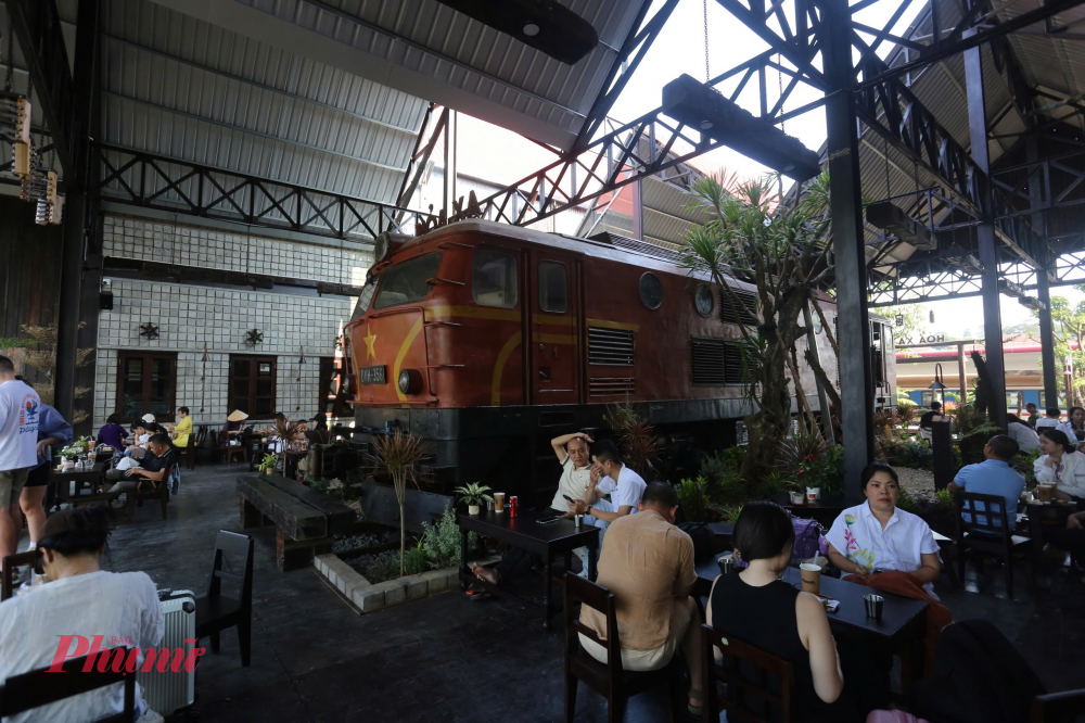 Chủ đầu tư chủ đầu tư cho biết đầu máy tàu hỏa này vốn được tìm thấy và thuê lại từ bãi phế liệu của một xí nghiệp đầu máy ở thành phố Vinh cũ (Nghệ An). Có tuổi đời từ năm 1979, khối sắt khổng lồ này từng rơi vào tình trạng hoen rỉ, hư hỏng nặng trước khi được vận chuyển về cố đô Huế.