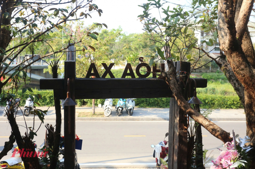 Cảm giác được ngồi nhâm nhi cà phê và tận mắt ngắm nhìn từng đoàn tàu lừng lững vào ga ở cự ly gần như vậy rất thú vị. Chắc chắn tôi sẽ còn quay lại đây nhiều lần nữa cùng bạn bè