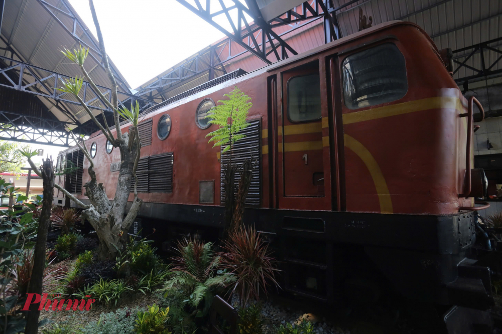 Tại đây, thực khách có thể nhâm nhi tách cà phê trong không gian được bài trí như một phòng chờ hạng sang của thập niên trước bởi quán cà phê sử dụng các vật liệu tái chế từ ngành đường sắt như gỗ tà vẹt, đèn cũ hay bàn ghế làm từ thùng container trên tàu hàng