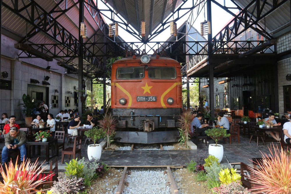 Nhiều du khách chia sẻ, cảm giác được ngắm nhìn những đoàn tàu Bắc - Nam từ từ vào ga hay chuyển bánh qua lớp rào chắn bằng kính an toàn mang lại một trải nghiệm thú vị.