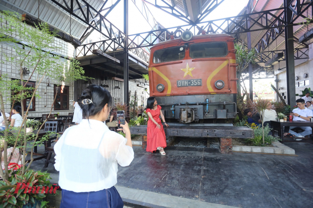 Nhiều Du khách cho biết, Đây là một trải nghiệm rất mới mẻ khi đến với cố đô. Thay vì chỉ tham quan lăng tẩm hay đại nội, việc ngồi ở một nhà ga cổ trăm tuổi và quan sát nhịp sống đường sắt là một góc nhìn rất khác về Huế