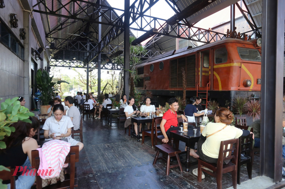 Nằm trong khuôn viên ga Huế, công trình kiến trúc Pháp cổ điển với những mảng tường hồng đặc trưng, quán cà phê Hỏa Xa Huế không chỉ là điểm giải trí mà còn là sự kết nối di sản. 