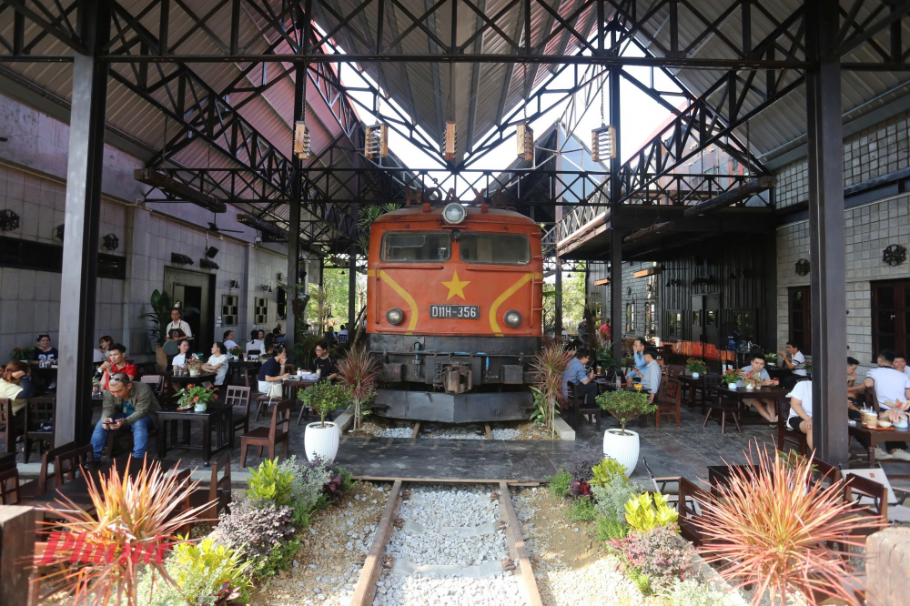 Thời gian gần đây, quán cà phê độc đáo mang tên Hỏa Xa Huế vừa chính thức đi vào hoạt động đang 'gây sốt' trên mạng xã hội, trở thành tâm điểm chú ý của người dân và du khách khi đến Huế