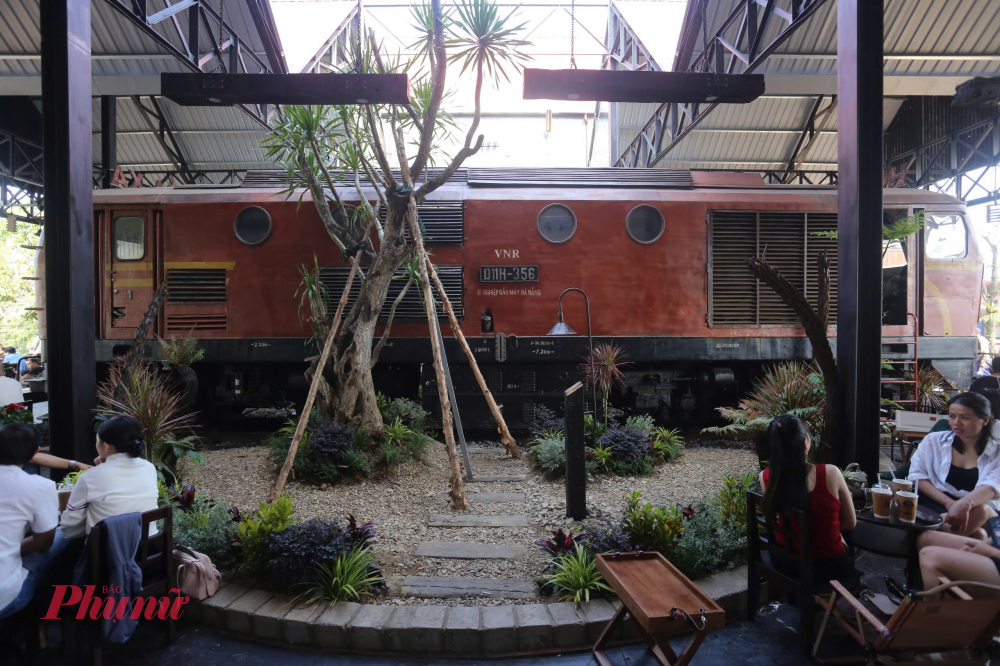 Đây là quán cà phê hiếm hoi tại miền Trung sở hữu góc nhìn trực diện ra hệ thống đường ray và sân ga.