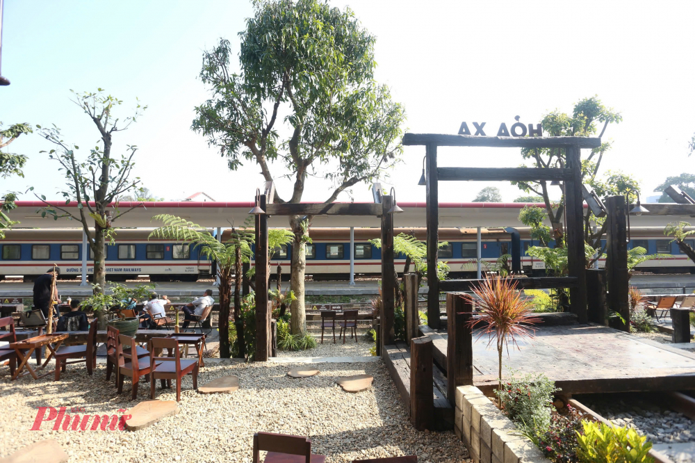 Đầu máy có ký hiệu D11H-356 là một trong những đầu máy diesel từng phục vụ trên tuyến đường sắt Việt Nam sản xuất năm 1979 tại Romania. Với công suất khoảng 1.100 mã lực, đây là dòng đầu máy có vai trò quan trọng trong giai đoạn hiện đại hóa ngành đường sắt sau chiến tranh.