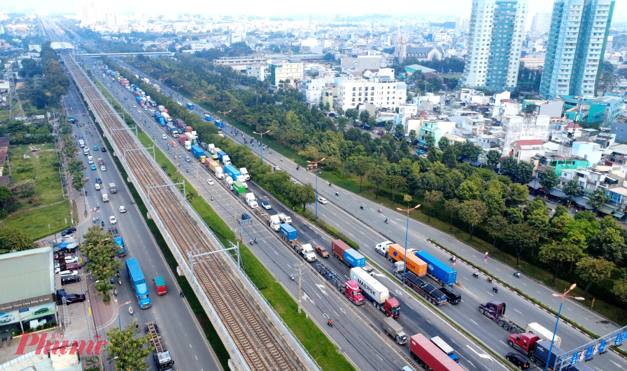 Trục đường Xa lộ Hà Nội - Võ Nguyên Giáp có lượng xe lưu thông rất lớn - Ảnh: Tứ Quý