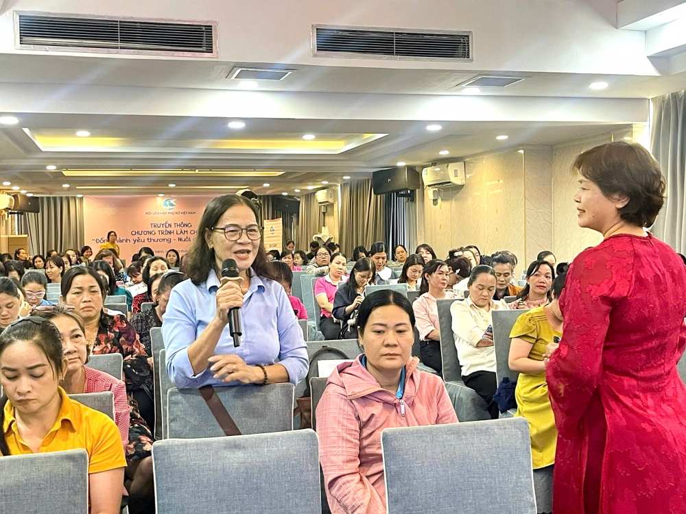 Tiến sĩ Phạm Thị Thúy (bìa phải) cùng phụ huynh tìm giải pháp cho tình huống nuôi dạy trẻ