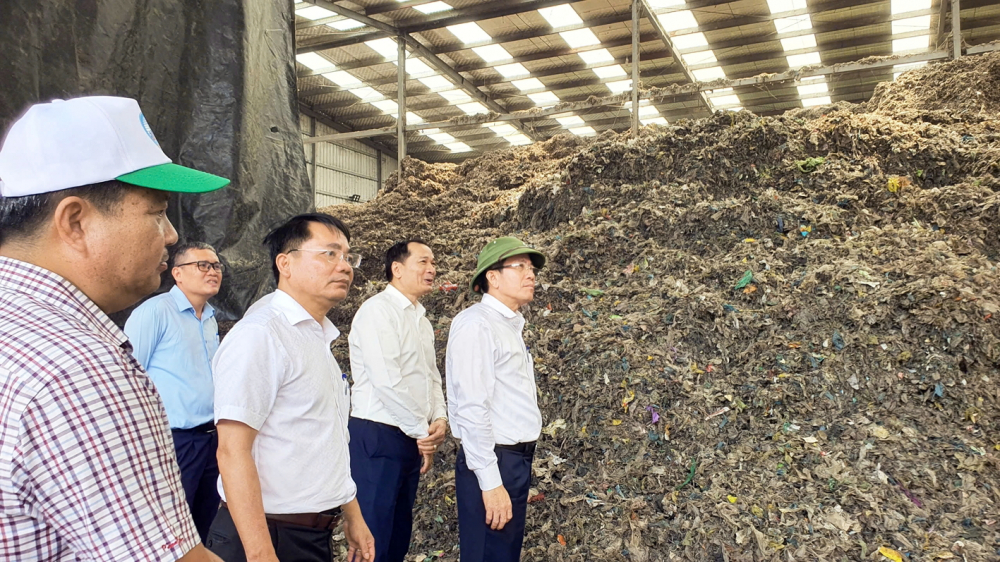 Ông Trần Nam Hưng (đứng trước) - Phó chủ tịch UBND TP Đà Nẵng - kiểm tra, tìm giải pháp tháo gỡ cho Nhà máy Xử lý chất thải rắn sinh hoạt Bắc Quảng Nam