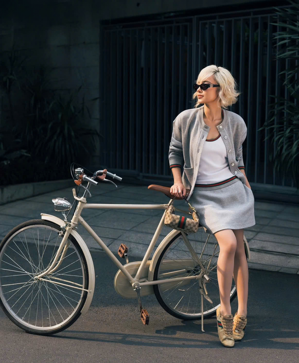 Nếu cần một bản phối Monochrome cho những ngày hè oi ả, bạn có thể thử cách kết hợp trang phục dù không có quá nhiều họa tiết nhưng vẫn rất tinh tế của Châu Bùi. Một chiếc áo khoác cùng chân váy ngắn màu xám với chất liệu vải nỉ kết hợp áo thun cách điệu sẽ cho ra một tổng thể vừa năng động vừa thanh lịch. Bạn có thể tạo điểm nhấn cho bản phối bằng việc diện những mẫu giày thể thao kết hợp với túi xách cùng màu - Ảnh: @chaubui_