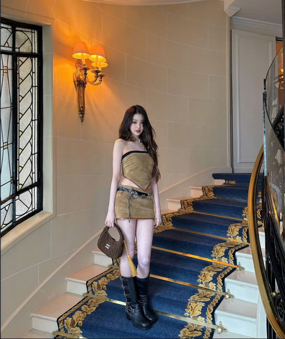 Monochrome tiếp tục xuất hiện đều đặn trong các bộ sưu tập 2026, nhưng với cách tiếp cận đa dạng và thực tế hơn. Thay vì chỉ xoay quanh đen – trắng quen thuộc, các nhà mốt mở rộng bảng màu đơn sắc sang những gam trung tính ấm, màu đất và sắc pastel trầm. Điểm nhấn của xu hướng nằm ở phom dáng, chất liệu và sự chuyển sắc trong cùng một tông màu. Monochrome vì thế không còn mang cảm giác an toàn, mà trở thành lựa chọn có chủ đích của người mặc. 