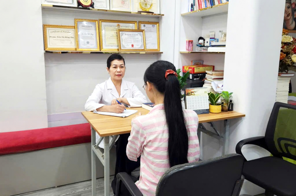Bạo lực học đường ám ảnh nữ sinh Tiến sĩ, bác sĩ Trần Thị Hồng Thu kiểm tra sức khỏe tinh thần cho bệnh nhân là nữ sinh - ẢNH: HUYỀN ANH