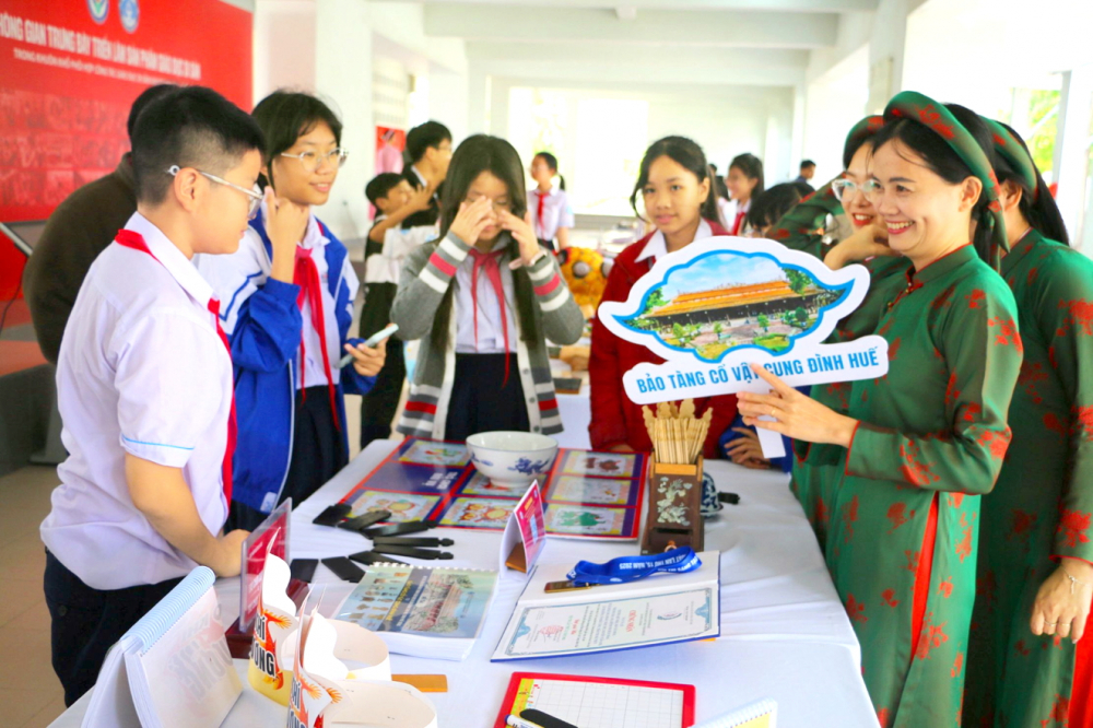 Cho học sinh “mắt thấy, tai nghe” di tích, làng nghề Học sinh Trường THCS Nguyễn Tri Phương (TP Huế) tham quan Đại Nội trong kinh thành Huế