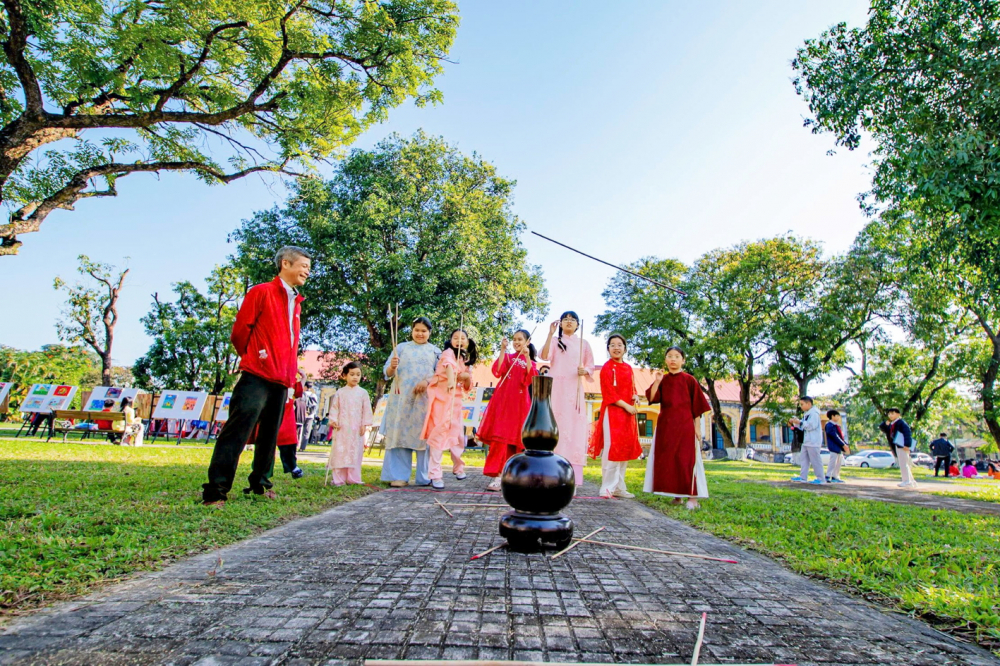 Cho học sinh “mắt thấy, tai nghe” di tích, làng nghề Học sinh TP Huế tham quan, tìm hiểu di tích Cơ mật viện, còn được gọi là Tam Tòa, ở phường Phú Xuân, TP Huế