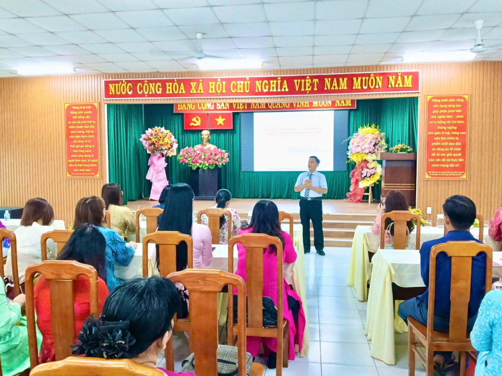  Đông đảo cán bộ, hội viên phụ nữ lắng nghe diễn đàn cóchủ đề “Vai trò của nam giới trong việc thúc đẩy bình đẳng giới và trách nhiệm trong gia đình” từ ông Nguyễn Hiệp Trí – Giám đốc Công ty TNHH Doanh nghiệp xã hội Sài Gòn ERA  - Ảnh: TP