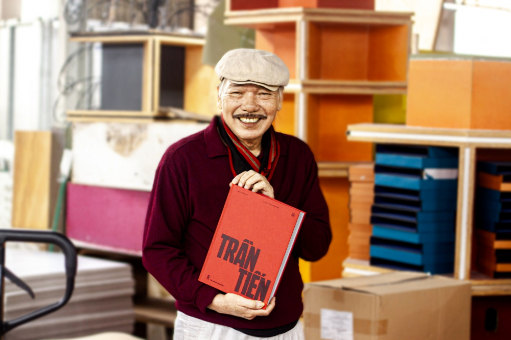 Nhạc sĩ Trần Tiến và cuốn sách nhạc được thiết kế như một quyển sách nghệ thuật của ông - Nguồn ảnh: Đông A