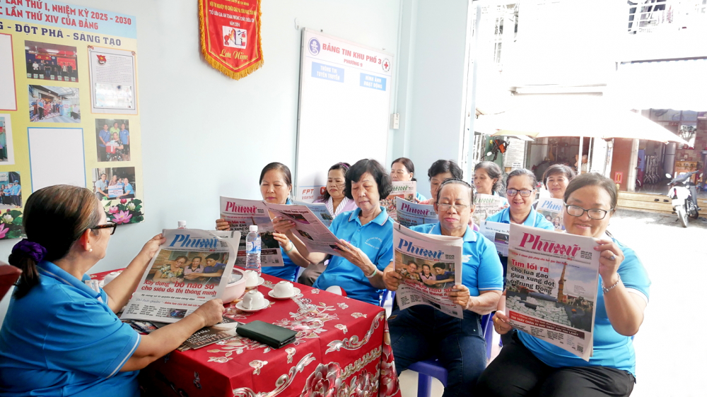 Hội viên phụ nữ phường Bình Tây sinh hoạt tại văn phòng khu phố 19