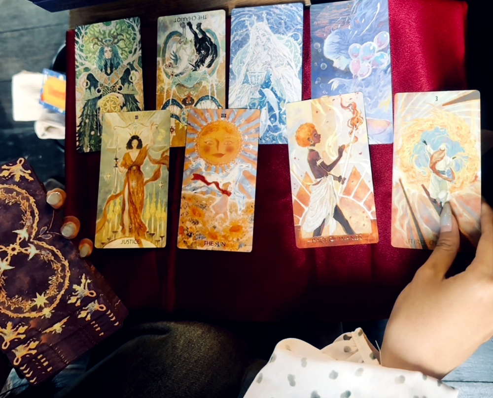 Với không ít bạn trẻ, tarot giúp tìm thấy sự an ủi nhờ tính cá nhân hóa cao - ẢNH: THẢO HIẾU