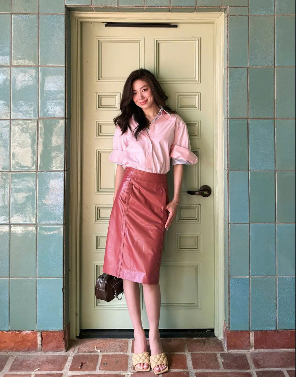 Năm 2026 chứng kiến sự lên ngôi của những gam màu đậm và tươi như xanh Klein hay xanh mòng két. Khi lựa chọn các sắc màu nổi bật này cho phong cách monochrome, trang phục cần được tiết chế về chi tiết để tránh cảm giác rối mắt. Thay vì tập trung vào các thiết kế ôm sát quen thuộc, những phom dáng rõ ràng, dứt khoát và đường cắt mạnh sẽ giúp tổng thể trông hiện đại hơn. Chính cấu trúc trang phục, chứ không phải số lượng chi tiết, là yếu tố tạo nên dấu ấn phong cách trong năm mới.