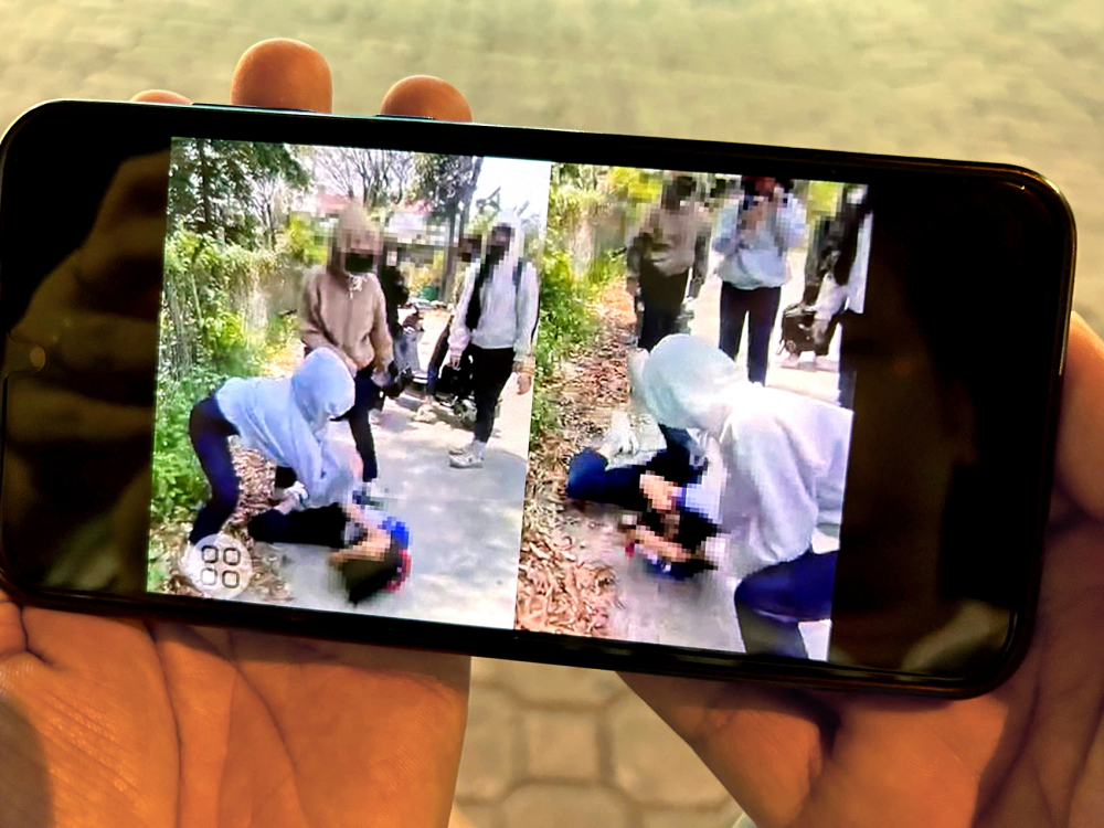 Bạo lực học đường ám ảnh nữ sinh Hình ảnh 5 nữ sinh chặn đường đánh hội đồng em Đ.N.B.L. - nữ sinh lớp 8/8, Trường THCS Trảng Dài, phường Trảng Dài, tỉnh Đồng Nai bị chia sẻ lên mạng xã hội vào ngày 23/3 - Ảnh chụp màn hình