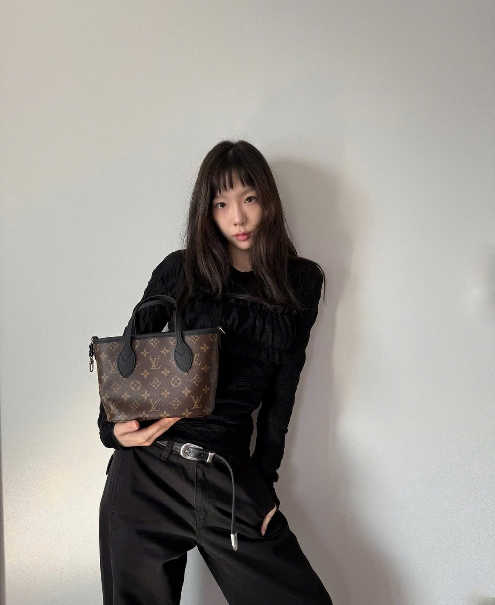 Phụ kiện là bước hoàn thiện quan trọng của một bản phối monochrome. Với bảng màu Cloud Dancer, nên ưu tiên những món có bề mặt kim loại hoặc chất liệu trong suốt để tạo điểm sáng vừa đủ. Một đôi giày bệt màu kem, túi xách có chi tiết kim loại vàng đồng, hay trang sức kim loại bản lớn đều giúp tổng thể bớt đơn điệu. Những chi tiết này không phá vỡ tinh thần đơn sắc, mà đóng vai trò định hình phong cách rõ ràng hơn.