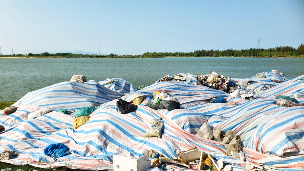 Hơn 300 tấn rác tập kết dài ngày ở bờ sông Thu Bồn, xã Nam Phước